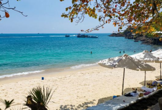 迷你海滩 - 渔村1日游|越南芽庄【迷你海滩度假——清澈见底的海水、洁白细沙、宁静氛围，是游泳和拍照的完美之选 渔村午餐——品尝地道美食，体验纯正海滨生活 放松海岛一日游——高速独木舟、海滩休闲，尽享芽庄湾美景】