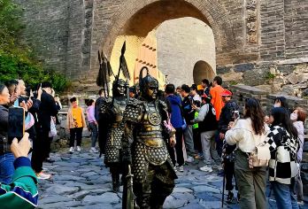 雁门关+应县木塔甄选准新车※景点游玩不限时酒店上门接16号线【[精品包车一日游]全系车型均使用[精品车型]-车内干净卫生，司机服务热情贴心，大同市平城区范围上门接】