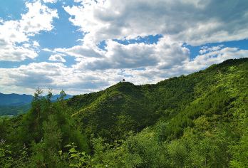 北京圣泉山旅游风景区包车一日游【上门接送/赏秋团建游家庭游】【燕山山脉下，一处人间福地、佛教胜境，这里山雄健、峰巍峨、树滴翠、水缠绵！】