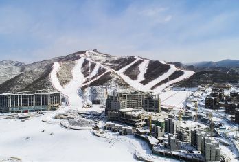 崇礼翠云山银河滑雪小镇一日游 含双人滑雪装备+1V1教练【雪场非常适合初中级滑雪者】