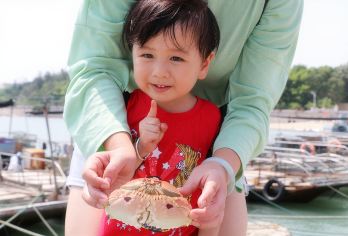 厦门小嶝岛赶海+帆船一日游【12人亲子小团 海鲜餐 下午茶】【[行程比别人更多]除了礁石赶海外，我们多了：拉地笼古法捞螃蟹+沙滩下午茶；赶海所有收获现场煮给大家吃】
