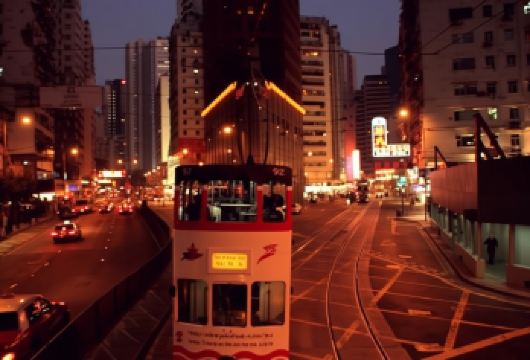 15人团丨夜幕下的香港半日游丨乘坐叮叮车+缆车登太平山顶【乘坐叮叮车｜电车的时光隧道！缆车登太平山顶｜俯瞰全港！】