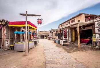 (私家小团)镇北堡西部影视城+贺兰山森林公园纯玩1日游【[线路特色]《大话西游》拍摄地西部影视城、巍巍贺兰山深入森林山谷脉，寻觅贺兰山上的跳跃的精灵~岩羊】