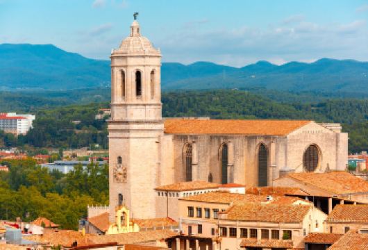 西班牙赫罗纳和布拉瓦海岸英文小团一日游（巴塞罗那出发）【8人小团游览赫罗纳中世纪街区与布拉瓦海岸，专车接送，体验历史与自然之美。】