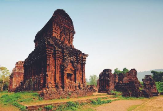 探索美山圣地：从岘港或会安出发的半日导览团。【体验由导游带领的 My Son 圣地探索，列入 UNESCO 世界遗产，曾是占婆王国的精神首都。了解占婆历史和建筑，并欣赏传统占婆舞蹈表演。包括从岘港或会安市中心酒店的往返接送，接送时间由当地运营商提前一天确认。客服】