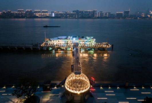 灵隐飞来峰景区+雷峰塔+三潭印月+岳王庙景区+钱塘江游船等【10小时vip服务】