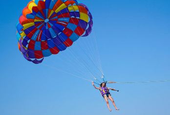 芭堤雅海岛一日游【曼谷出发（含海滩活动 & 无人机）】【这个地方是欧洲人喜欢的海滩。没有太多的建筑，但周围环绕着树木，并提供从曼谷的接机服务并送回您的酒店】