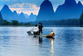 桂林一日游：兴坪古镇和河上游船（含竹筏体验）【兴坪古镇——漫步600年老街，20元观景点 一站式体验——游船、文化和骑行，完美一天 钞票风景——参观20元人民币的真实背景拍摄标志性照片】