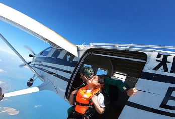 海南琼海博鳌海上跳伞基地 【4300米跳伞+高清摄像跟拍】【[刺激嗨玩]航司批复4500米空域，4300米跳伞高度】