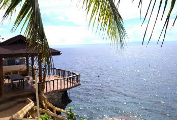 薄荷岛纳帕林沙丁鱼洄游【纳帕林是薄荷岛著名的潜水地点，但您无需成为经验丰富的潜水员即可看到沙丁鱼洄游。 您可以直接进入水中或与沙丁鱼一起游泳，或者为了近距离观察，可以浮潜。 参加这次旅行，您可以在薄荷岛的海水中游泳，还可以观赏纳帕林令人惊叹的沙丁鱼洄游景象。】