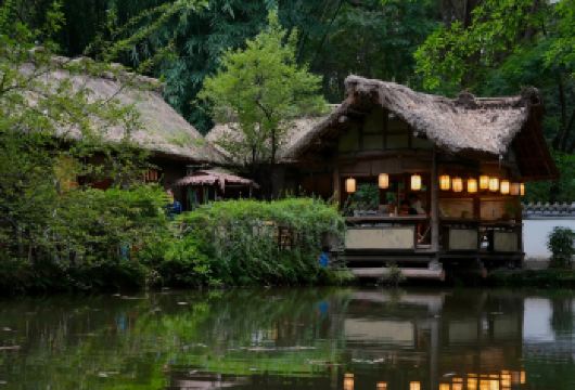 成都大熊猫繁育基地+武侯祠+锦里古街精品线路一日游【景点游玩与车程时间经过精确配比，确保体验深度与舒适度，也可根据需求定制行程】