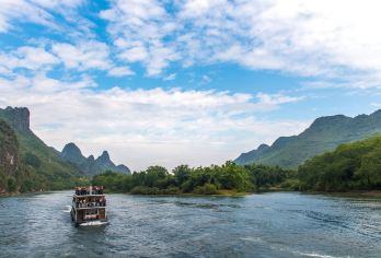 漓江四星级游船一日游及如意峰缆车之旅【乘坐四星级游轮沿着风景如画的漓江航行 享受私人门到门服务的无缝过渡 游轮上享用美味的船上自助午餐，然后探索如意峰的玻璃空中漫步和吊桥亮点】