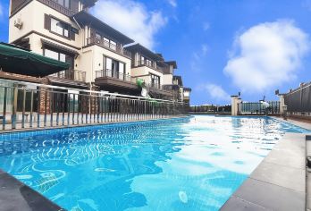 佛山美的鹭湖景7房14床泳池别墅+泡池+KTV+麻将+烧烤【一线湖景别墅内带泳池+泡池+麻将+烧烤+独立KTV，配套设施齐全，足不出户即可畅享泳池，湖景，K歌。】