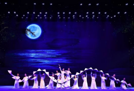 魅力岘港秀：越南的文化、艺术、历史与生活方式【通过舞蹈、音乐和艺术，探索越南籍传统的魅力，庆祝越南中部和岘港的精神 惊叹于炫目的服装、优雅的编舞以及***的舞台效果，让每个故事都栩栩如生。 体验民俗与现代艺术的完美融合，为观众带来岘港难忘之夜。】