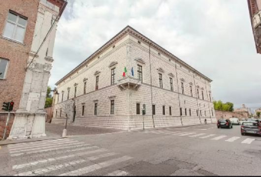 意大利里米尼钻石宫+埃斯特城堡+摩德纳教堂+法拉利博物馆之旅【专属包车省心游：全程专车服务，无缝衔接景点，免去转车劳顿，自由掌控游览节奏享受舒适惬意的深度之旅。】