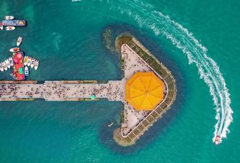 青岛栈桥+圣弥厄尔教堂+八大关+五四广场+青岛奥帆中心一日游【[经典路线]青岛栈桥天主教堂八大关五四广场奥帆中心等景点全体验】