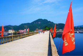 丹东中朝边境+河口断桥一日活动【国门打卡+游船+长河岛演艺】【[商家优选]丹东周边放松行程，轻轻松松看鸭绿江风景，旅游无压力】