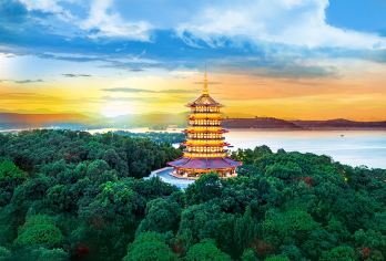 杭州西湖风景名胜区一日游【全程精讲/市区专车接】【小编推荐超多人选择线路：西湖全景一日（打卡西湖网红景点）】