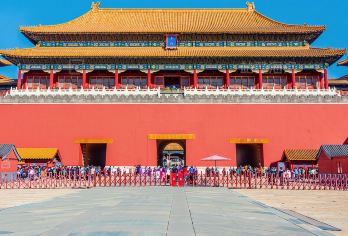 天安门广场城楼+故宫博物院一日活动【文化深度体验‌：故宫路线精选中轴线三大殿，搭配专业讲解，揭秘明清宫廷秘史与文物背后的故事】