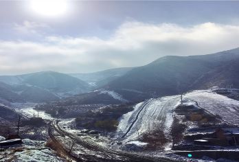 甘肃抱龙山【凤凰岭滑雪场一日畅滑雪票：含雪具小存衣柜】【凤凰岭滑雪场---西北高山滑雪领跑者！zUI高410米滑雪落差，国际级榜样滑雪场，缔造动感冰雪世界！】