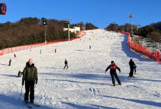 滋贺箱馆山趣滑雪度假一日游【滑雪套餐：滑雪入园门票+滑雪缆车费+滑雪装备（雪板+滑雪衣裤）】