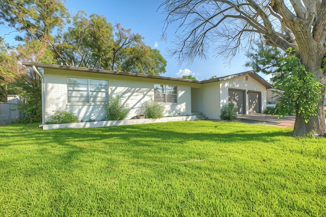 Stylish Home - Lrg Yard with Games Grill & Hot Tub