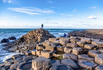 爱尔兰都柏林出发巨人之路黑暗树篱/邓卢斯城堡/贝尔法斯特之旅【探索巨人之路的传说，北爱尔兰的亮点】