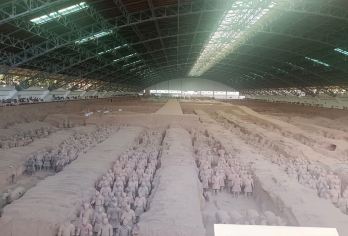 西安兵马俑+华清宫一日游【可选16人团/千古情/驼铃传奇】【[亮点1]总社发团，赠伴手礼+双景区耳麦+特色陕菜+汽水，可选16人团/《驼铃传奇》/《西安千古情》】