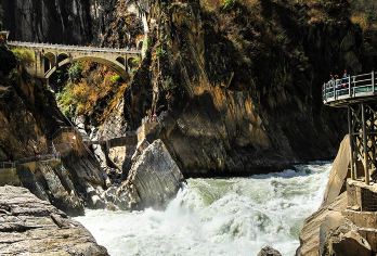 丽江长江第一湾+虎跳峡+石鼓镇包车一日游【一单一团私享定制】【当地实力车队5-17座多款车型优选、全程独立用车无缝接送，本土车源一手操作、旅程无后顾之忧；】