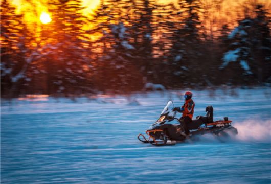 漂流+老里克湖/雪岭2选1赏雪一日游【6人封顶|上门接送】【出发地可选 二道起止 | 万达/鲁能起止 | 冬季限定2选1】