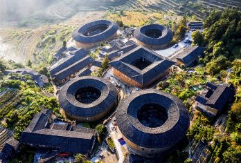 土楼经典之旅：福建洪坑土楼群+田螺坑景区【[纯玩服务]中文司机│舒适座驾│轻松省心│无需担心路线、停车、疲劳驾驶，可将更多精力用于游览体验】