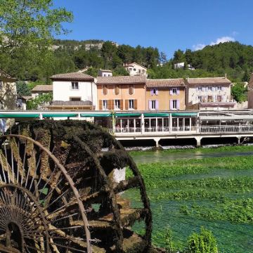 法国阿维尼翁泉水城+石头城+红土城-加尔桥【中文包车自由行】