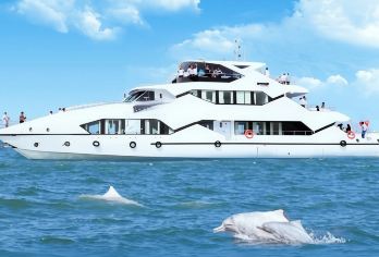 北部湾海上游『游轮出海观光+2人起市区上门接+船上赠送小吃』【豪华游轮出海观光，与大海亲密接触，乘风破浪，追逐海豚！】