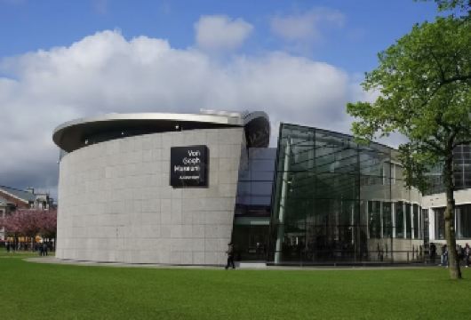 梵高博物馆+水坝广场+阿姆达克街+中央车站+鲜花市场+红磨坊【无需为交通烦恼，舒适专车全程接送，行程灵活自由，随心掌控游览节奏，沉浸式感受荷兰风情。】