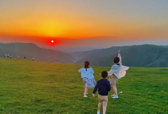 红石崖+敕勒川草原一日游  上门接送【这人间烟花 我们只来一次 不如真诚一点 过的放肆 永远热烈而自由！】