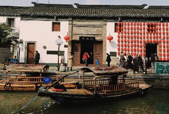 从上海出发到朱家角古镇半日游：体验东方威尼斯-中国传统水乡【专车专导‌：全程配备当地司机和导游，解决交通衔接问题，避免自由行的繁琐规划‌。】