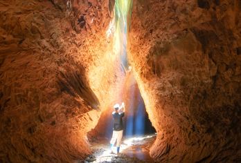 延安甘泉大峡谷一日游【西安往返雨岔大峡谷-稳定发团-特色餐】【踏上红色大地，漫步曲折山间，多年风雨刻画，当美丽的太阳升起，丹霞地貌令人瞩目，静赏大自然之美；】