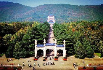 商务车丨英文导游丨总统府+中山陵+外秦淮河游船+夫子庙1日【[金陵精选]南京总统府、中山陵、寻民国故事，穿越浪漫梧桐大道！】