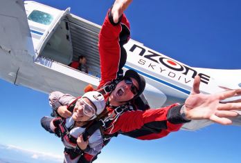 新西兰南岛皇后镇跳伞NZONESkydive瓦纳卡高空跳伞【景色如画的皇后镇被南阿尔卑斯雪山环抱，坐拥翠色如碧、夺人心魄的瓦卡蒂普湖】