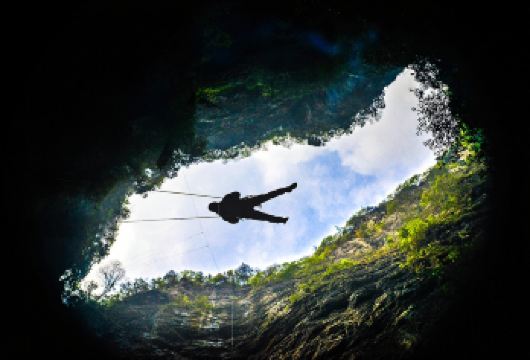 猴耳天坑包车一日游【邂逅自然与刺激+上门接送+小团随心玩]【探秘‘地球之眼’——猴耳天坑，亿万年喀斯特地貌造就的巨型绿色魔瞳。独立用车 不拼人 一单一团】