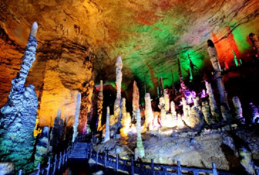 张家界玻璃桥大峡谷景区+黄龙洞 一日游【专享私家团】【[精选景点]上午：体验玻璃桥的惊险刺激；下午探索喀斯特溶洞奇观】