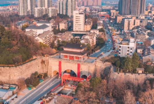 南京核心地标一日活动：中山陵、南京城墙【全程专属包团，漫步秦淮河畔夫子庙，深度体验南京文化风情 参观中山陵与明孝陵，沉浸于革命历史遗产与明代皇陵文化之中 一次行程覆盖南京五大核心地标，探访文物古迹与历史纪念馆，了解南京的古今变迁】