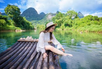 漓江草坪四星游船+遇龙河竹筏+二十元背景图一日游【错峰纯玩】【[漓江精华游]漓江/遇龙河竹筏＋游船双体验，打卡20元背景，选漓江竹筏看醉美漓江！】