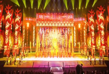 西安.大唐不夜城+《驼铃传奇》半日游.赠送汉服妆造.酒店接送【感受思路文化！感官视觉盛宴！360度旋转舞台！会跑的实景演艺！刺激！惊险！震撼！】