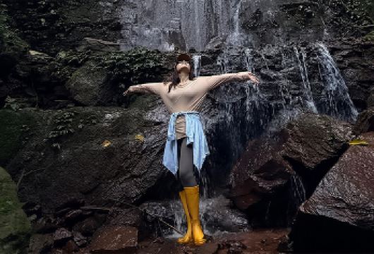 中国云南西双版纳曼么雨林徒步一日游【雨林瀑布丨项目不排队】【[品质保障]雨林瀑布+射箭+迷你小秋千+石头彩绘+雨林竹筏体验+雨林大餐（基诺味)+雨林高空秋千】