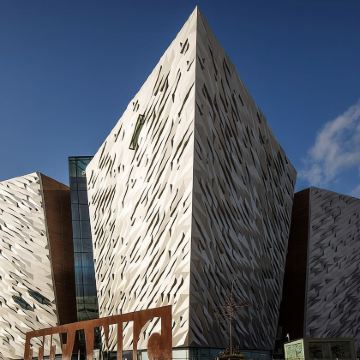 英国巨人之路+黑暗树篱+泰坦尼克号博物馆一日游|含门票+导游