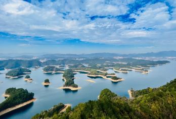 千岛湖景区一日游【原生态东南湖区I含门票+游船I上门接送】【推荐一：[一价全含]景点门票+游船+酒店接送车费+导游服务+专业旅游咨询顾问。】