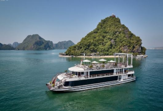 Iris爱丽丝下龙湾五星豪华邮轮现场演出+午餐+可选中文导游【享用轻食早餐和优质午餐，尽情欣赏壮丽的下龙湾全景】