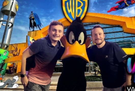 从迪拜出发:谢赫扎耶德大清真寺+华纳兄弟乐园（含接送服务）【惊叹于谢赫扎耶德大清真寺的宏伟壮丽】