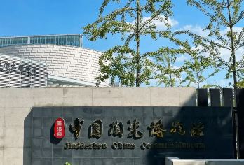 景德镇中国陶瓷博物馆 橄榄游●资深导游精讲小团 含耳麦讲解【[橄榄游讲师团]他们博古通今，幽默睿智，善于挖掘文物背后的故事，用有趣的方式还原历史真相！】